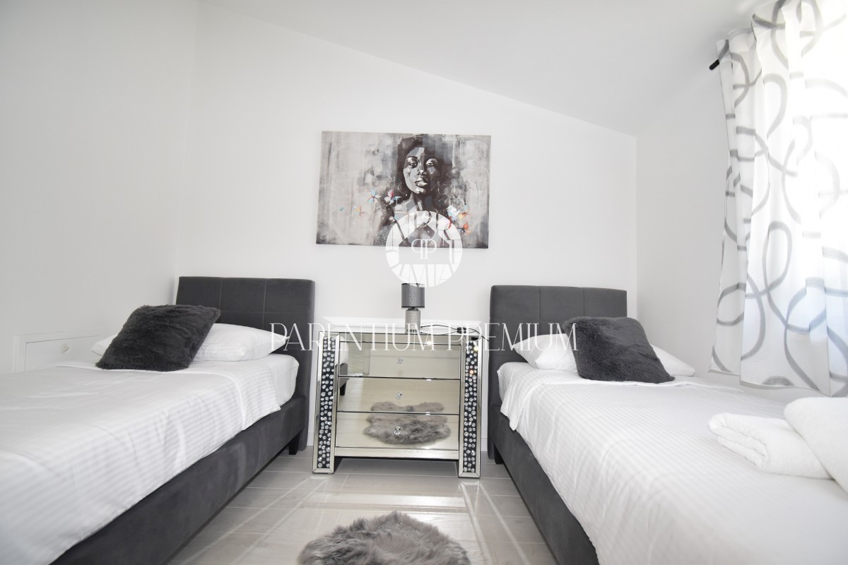 Moderna casa bifamiliare con piscina