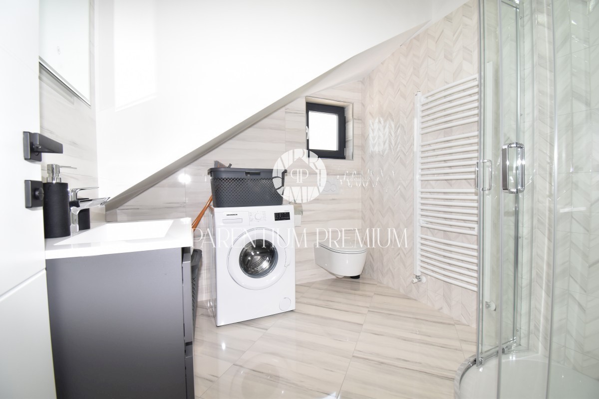 Moderna casa bifamiliare con piscina