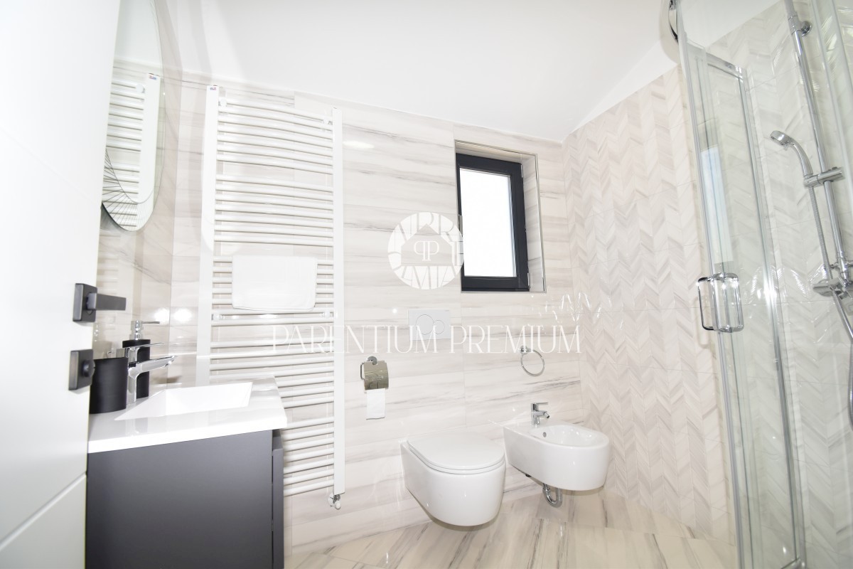 Moderna casa bifamiliare con piscina