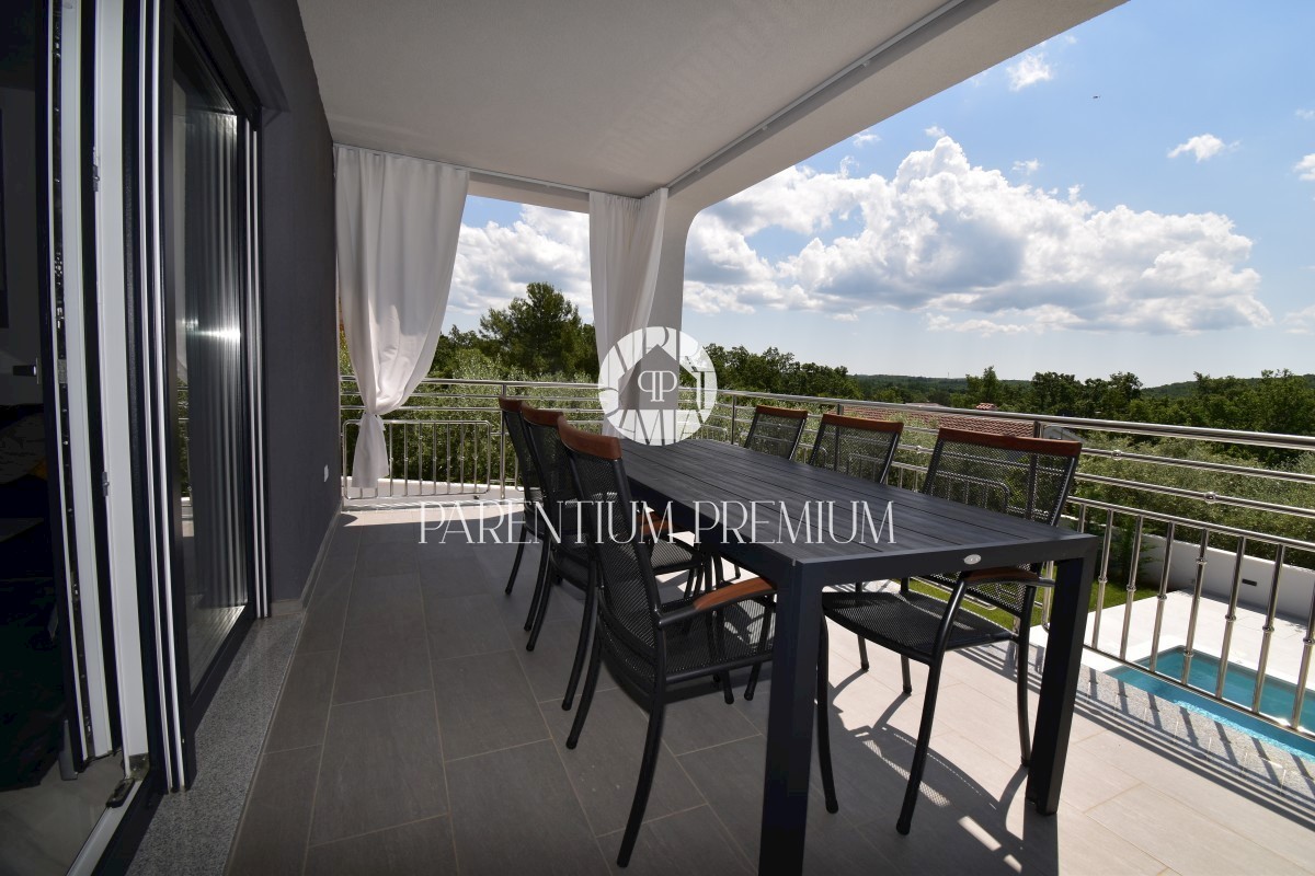 Moderna casa bifamiliare con piscina