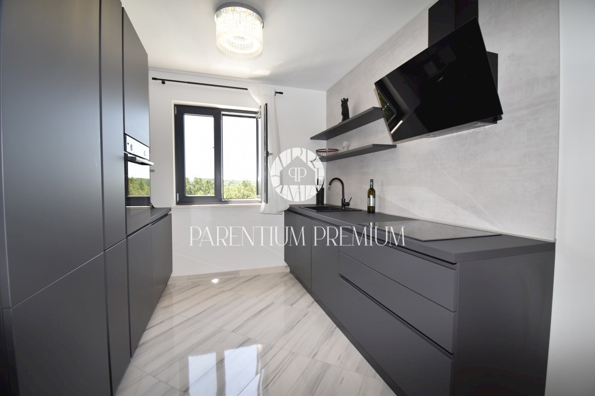 Moderna casa bifamiliare con piscina