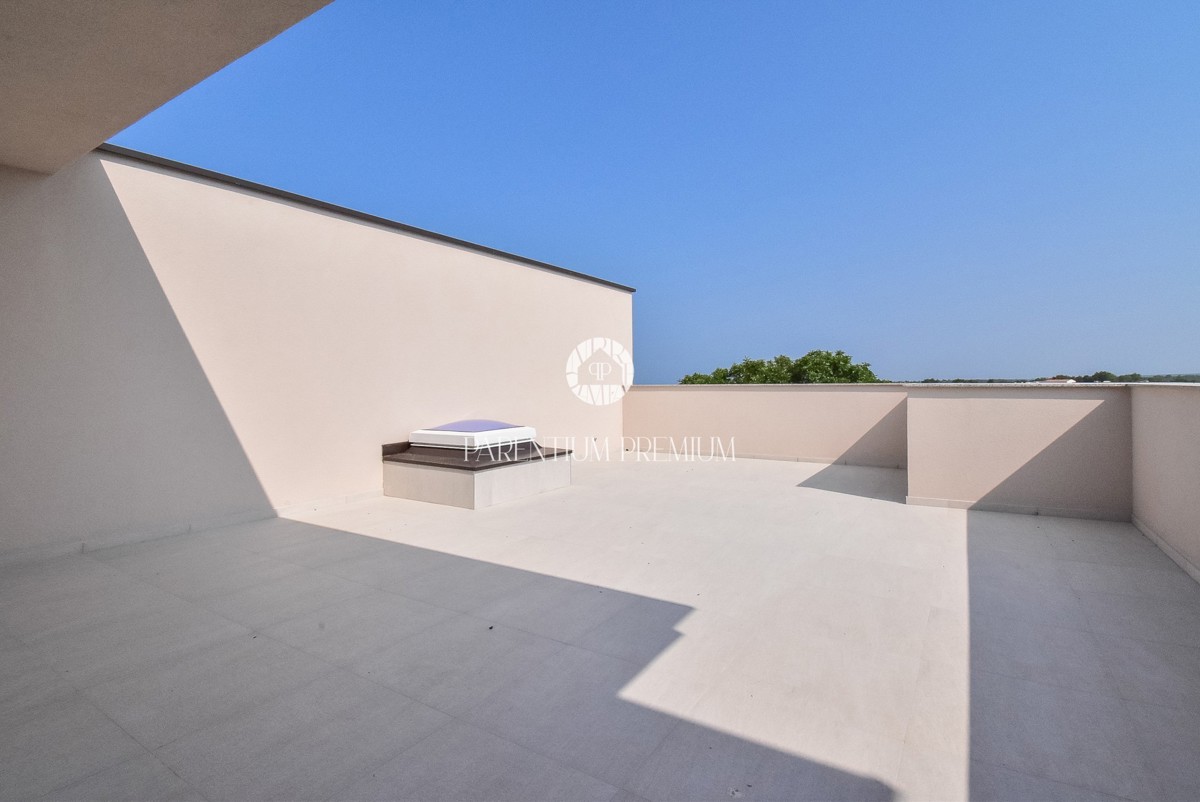 Lussuoso appartamento con terrazza sul tetto e jacuzzi con vista mare