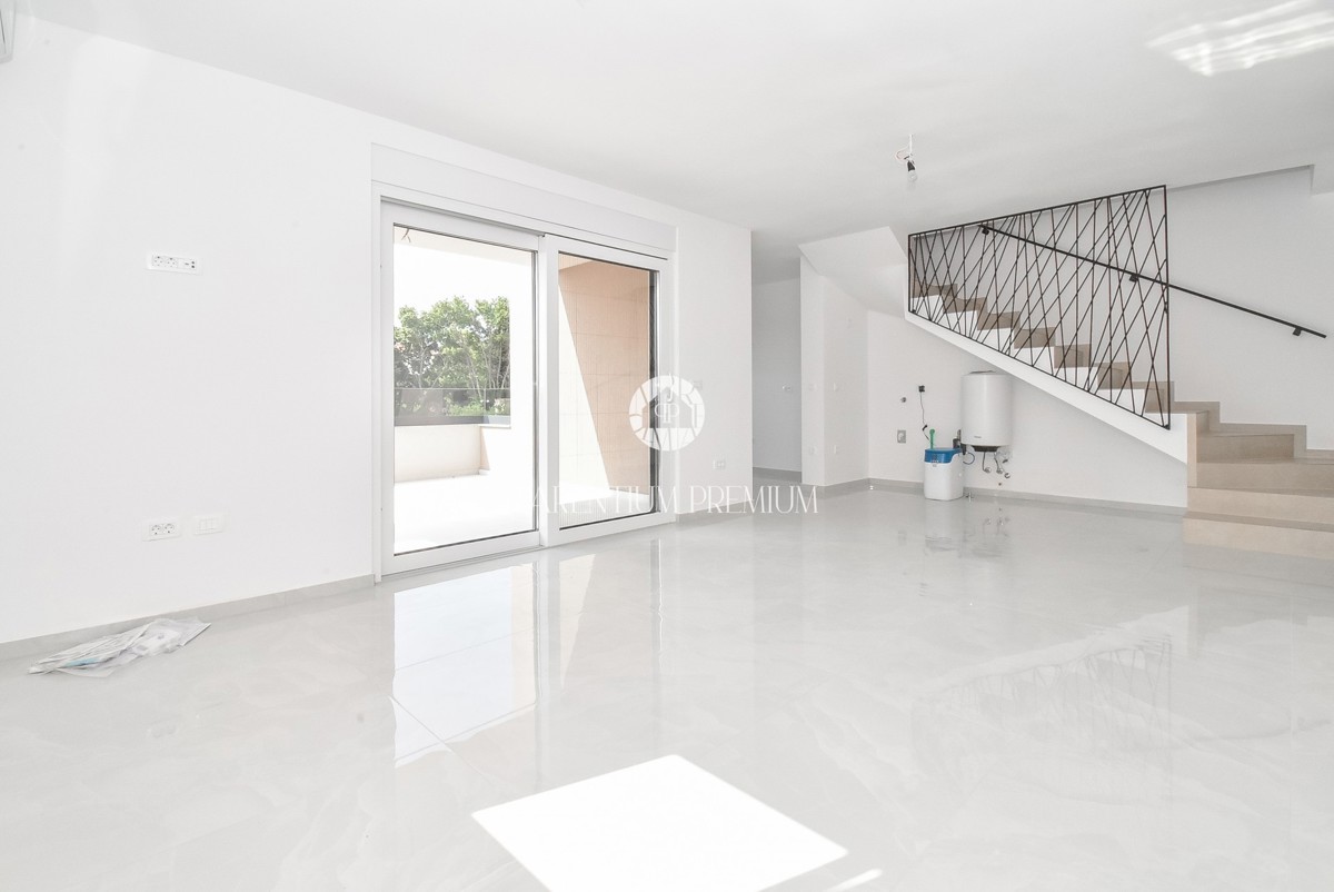 Lussuoso appartamento con terrazza sul tetto e jacuzzi con vista mare