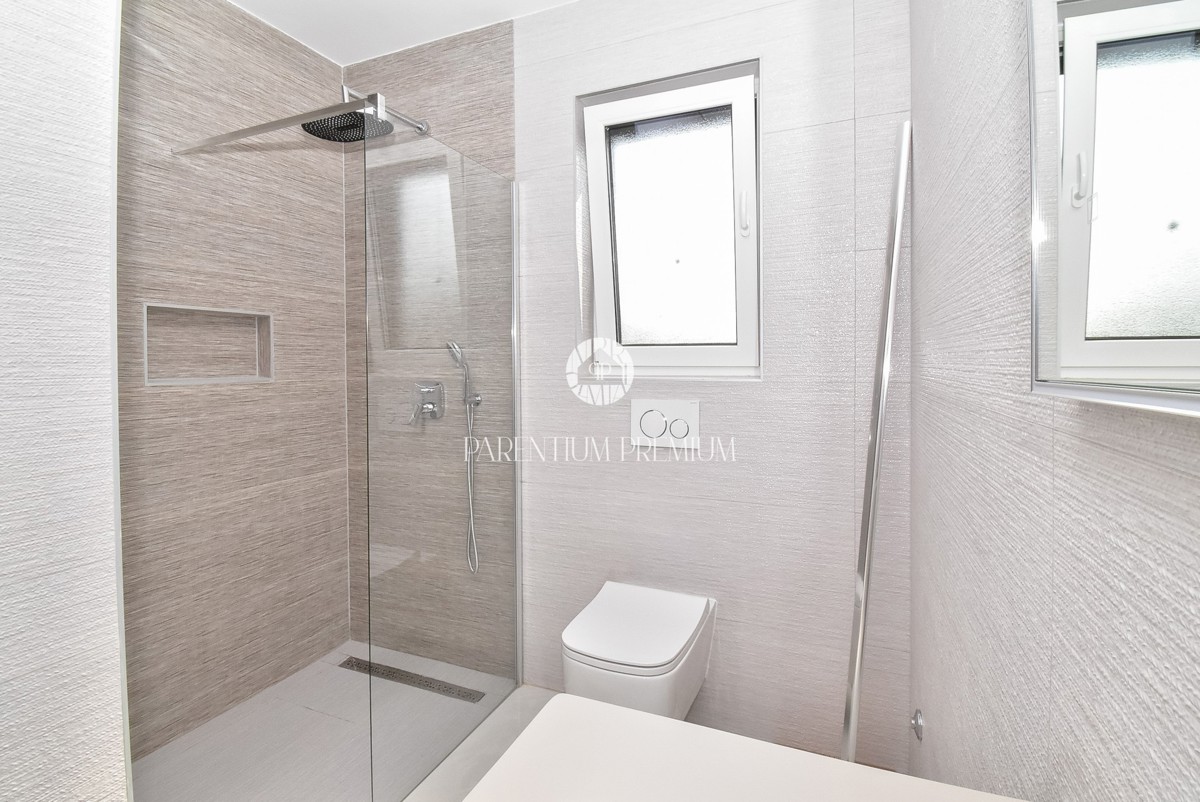 Lussuoso appartamento con terrazza sul tetto e jacuzzi con vista mare