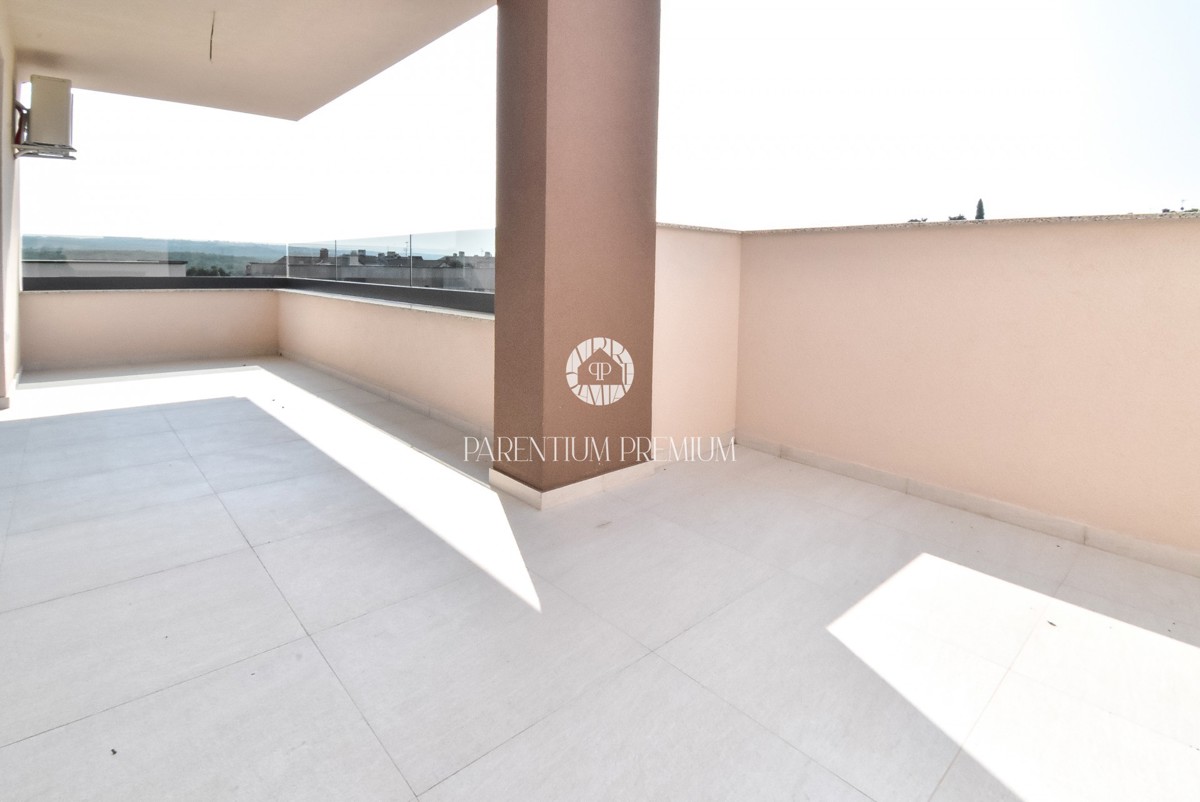 Lussuoso appartamento con terrazza sul tetto e jacuzzi con vista mare