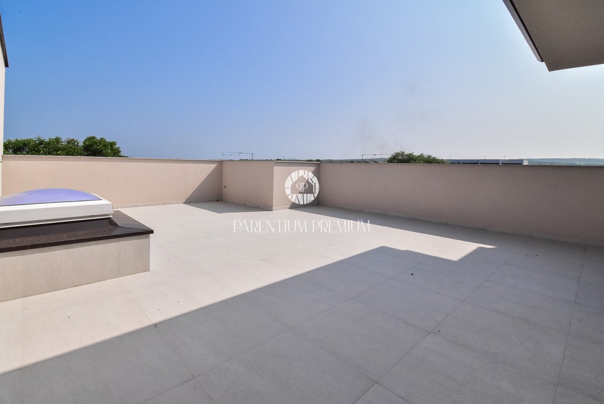 Lussuoso appartamento con terrazza sul tetto e jacuzzi con vista mare