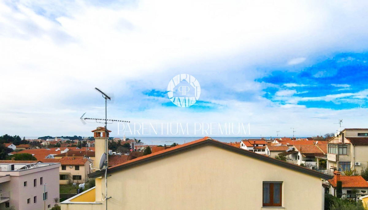Nuovo appartamento con terrazza e vista mare, a 800 metri dal centro di Parenzo e dalle spiagge ben tenute