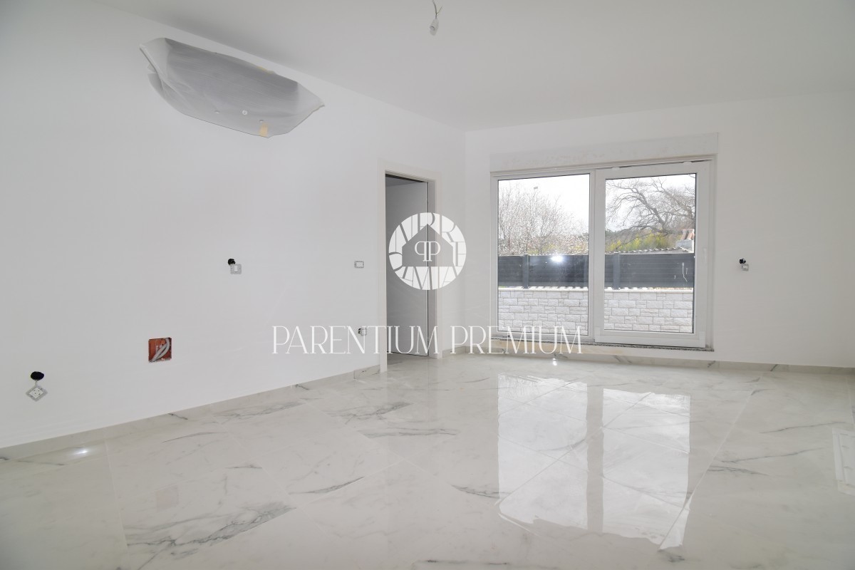 Una casa moderna con piscina in un posto tranquillo con tutti i comfort