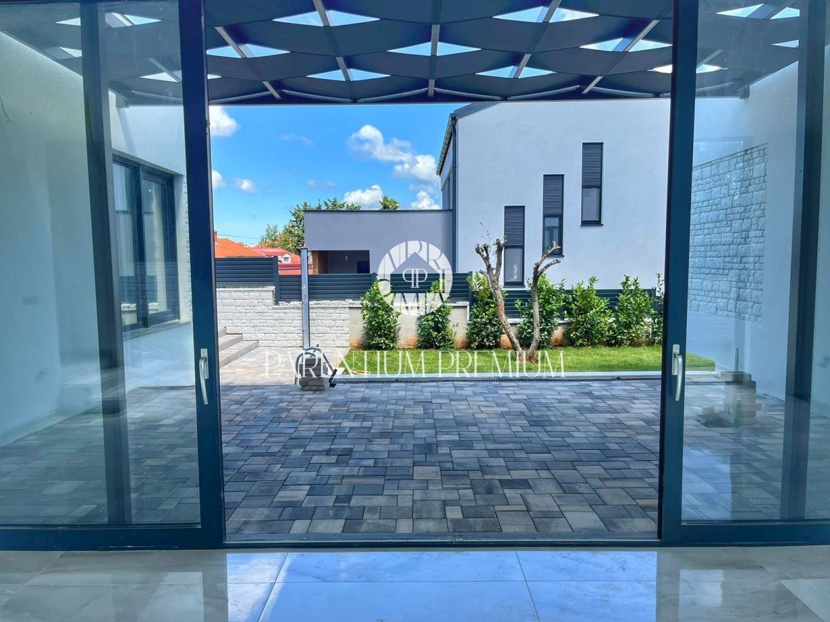 Una casa moderna con piscina in un posto tranquillo con tutti i comfort