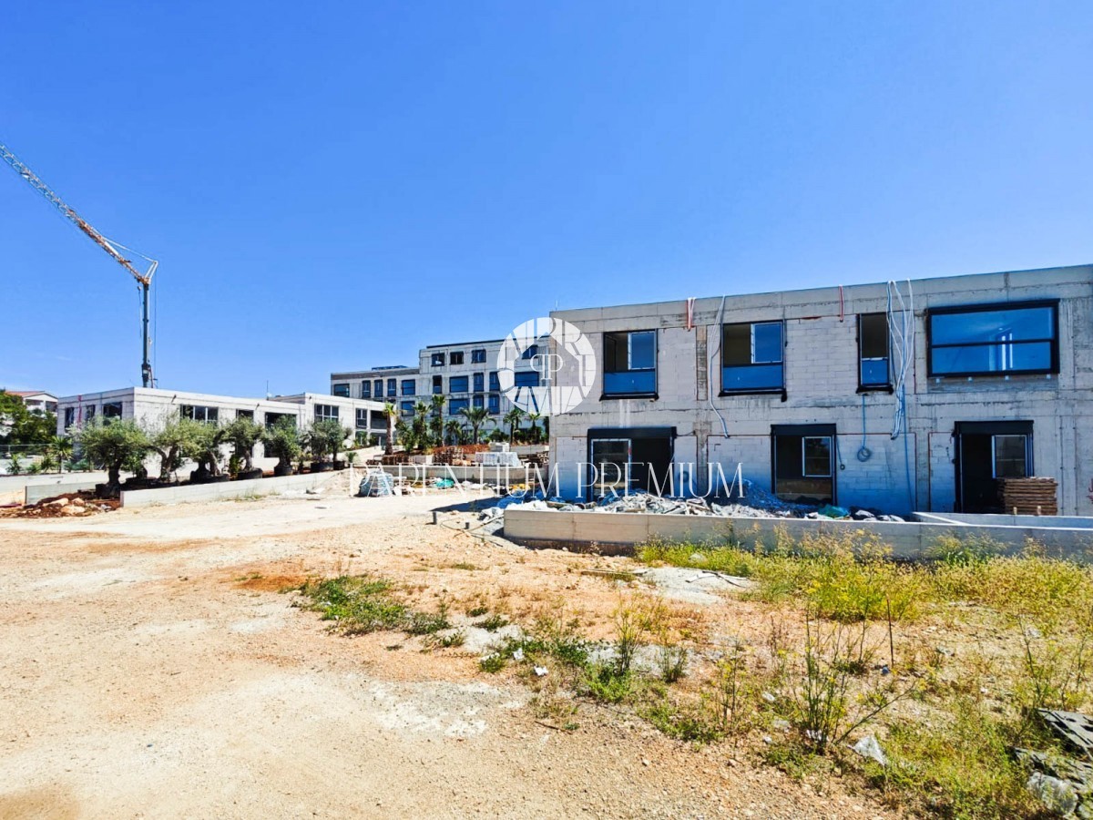 Bilocale al piano terra con piscina, ascensore e garage