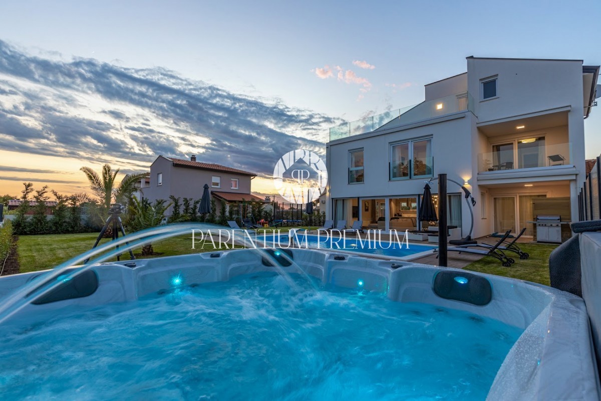 Villa moderna con piscina non lontano da Parenzo