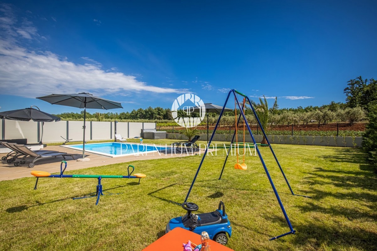Villa moderna con piscina non lontano da Parenzo