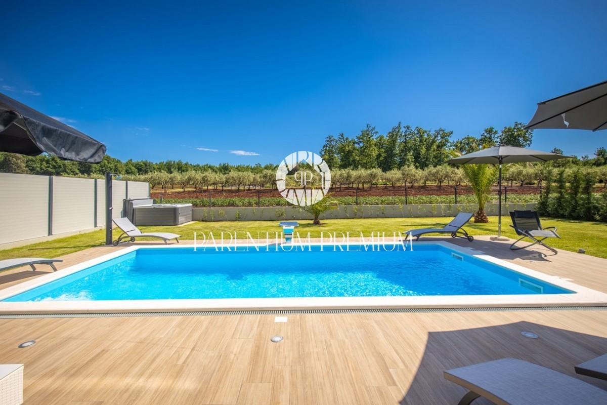 Villa moderna con piscina non lontano da Parenzo