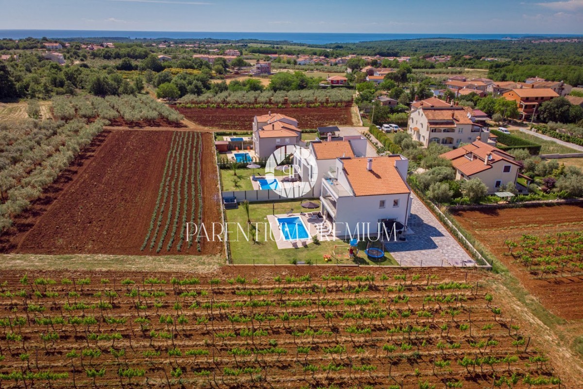 Villa moderna con piscina non lontano da Parenzo