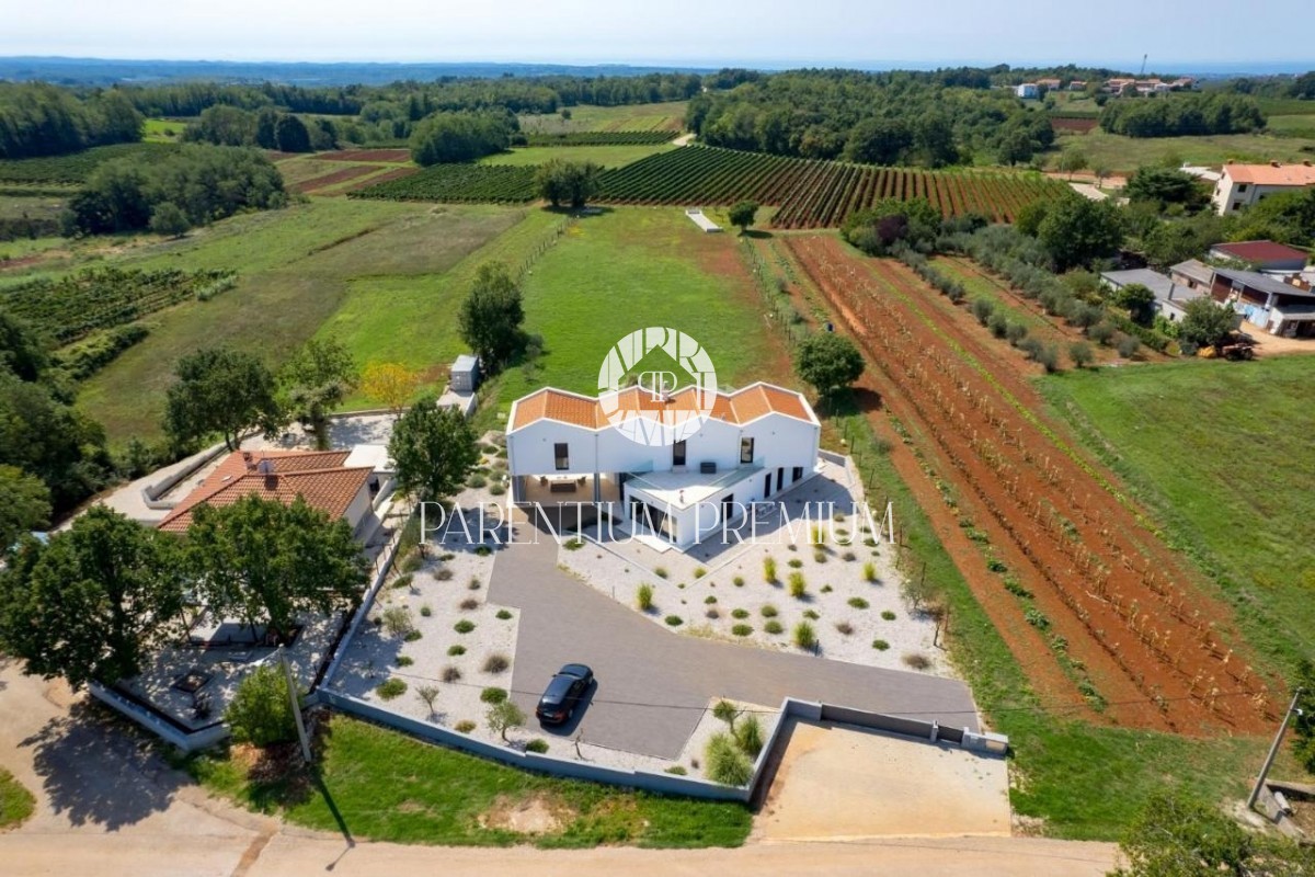 Villa di lusso con piscina e ampio giardino