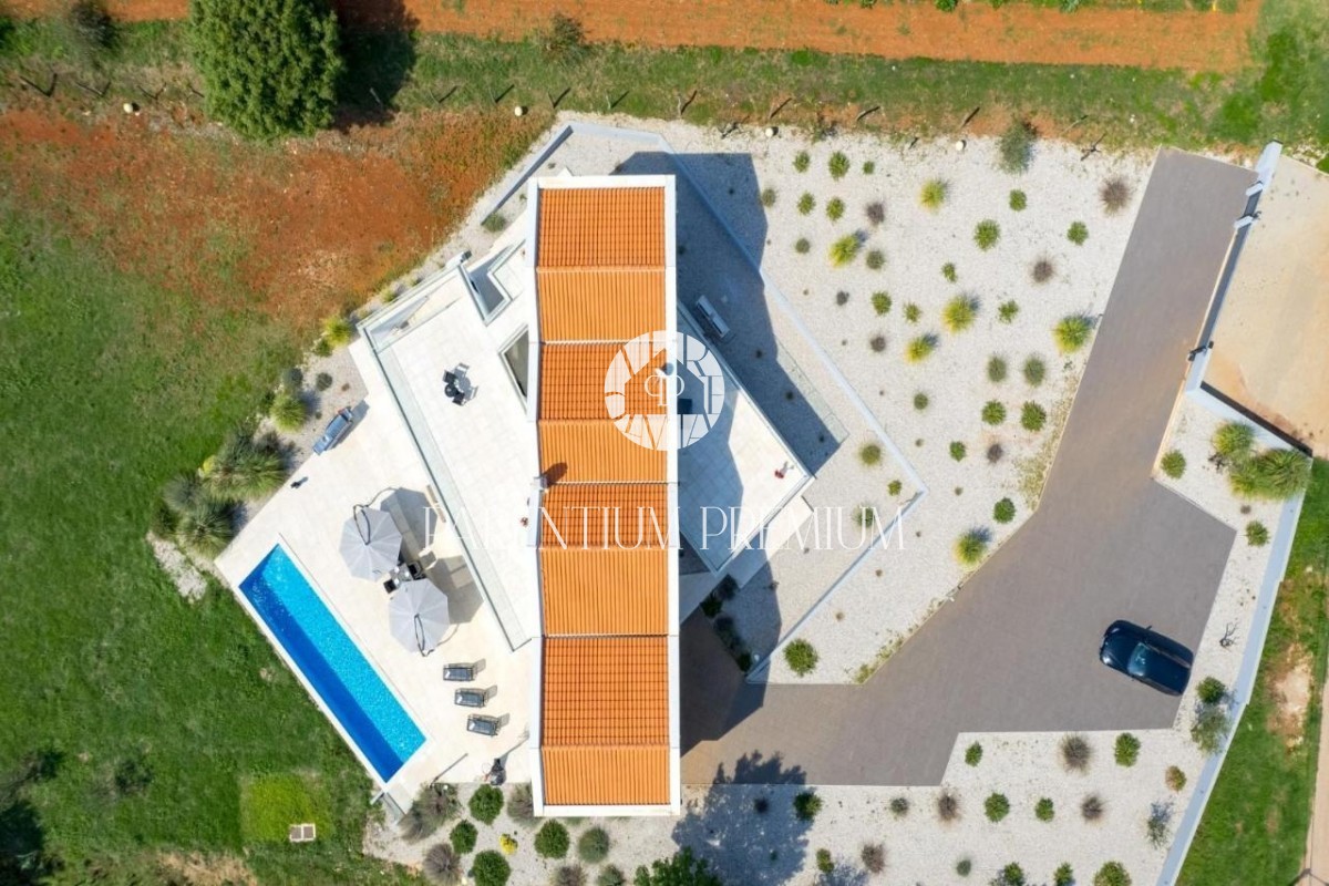 Villa di lusso con piscina e ampio giardino