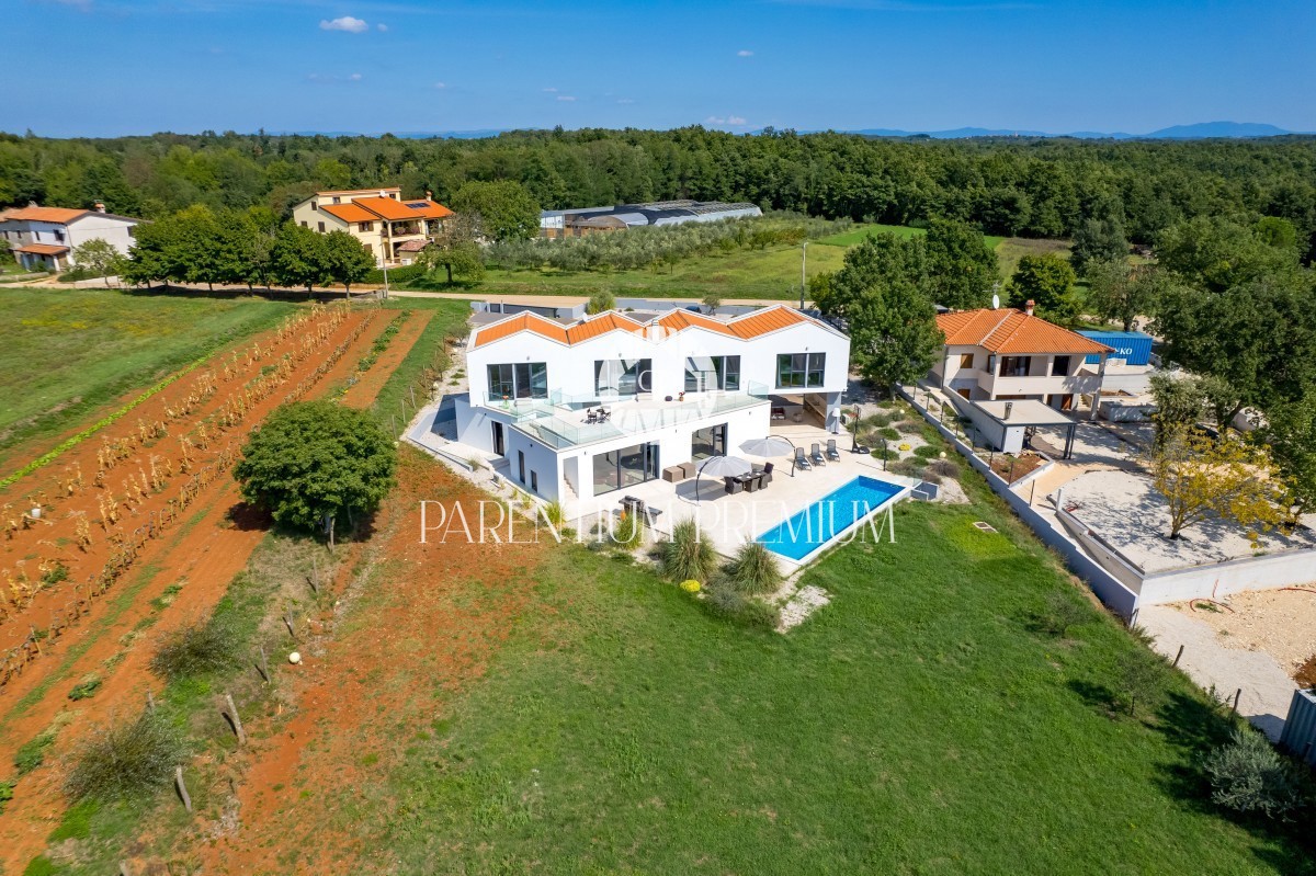 Villa di lusso con piscina e ampio giardino