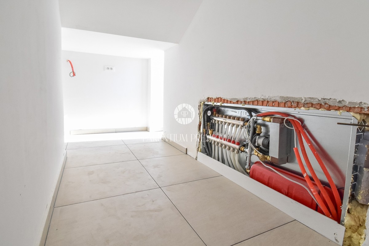 Casa moderna con piscina e finiture di alta qualità