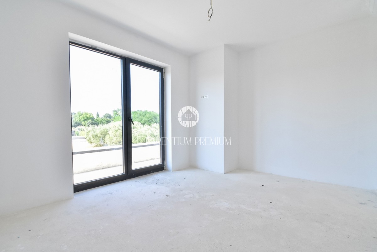 Casa moderna con piscina e finiture di alta qualità