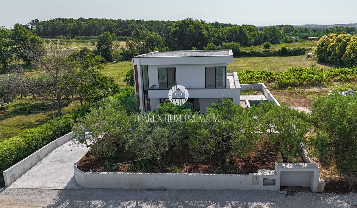 Casa moderna con piscina e finiture di alta qualità