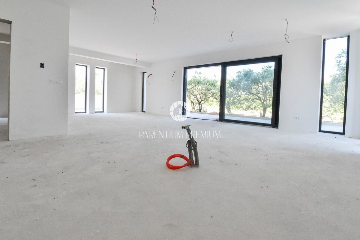 Casa moderna con piscina e finiture di alta qualità