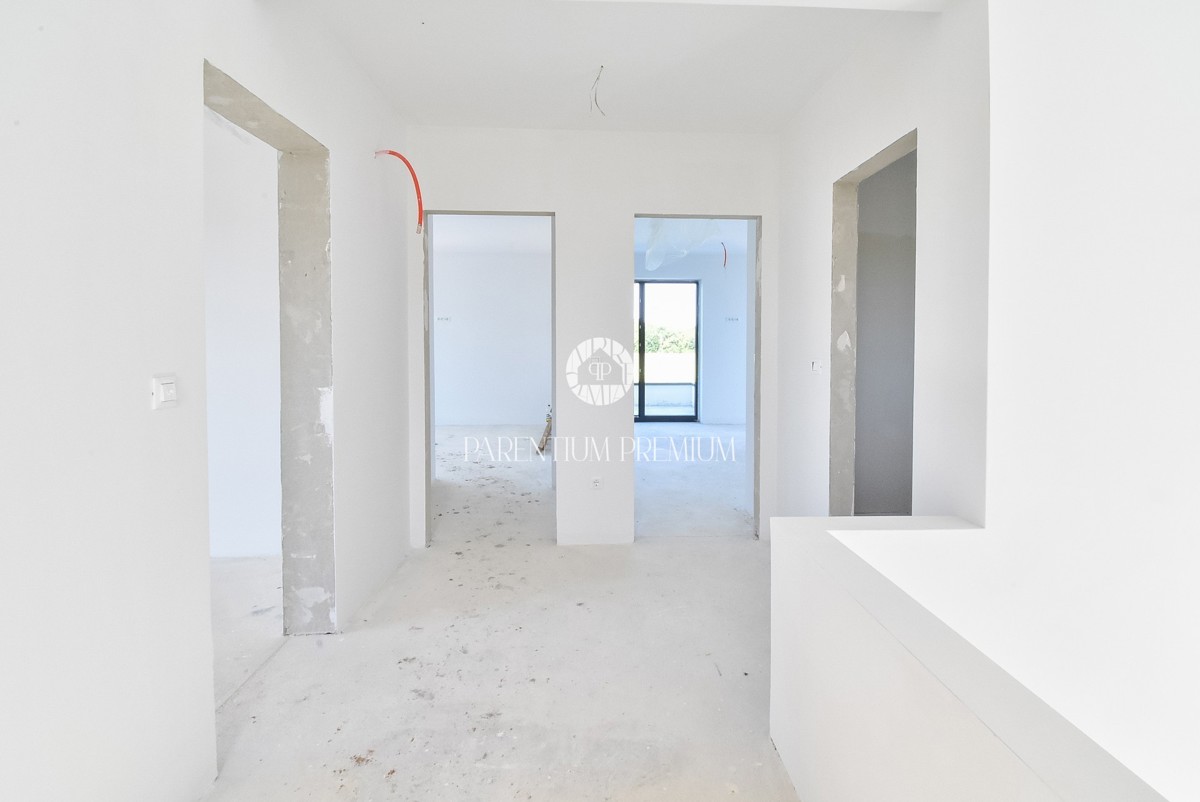 Casa moderna con piscina e finiture di alta qualità