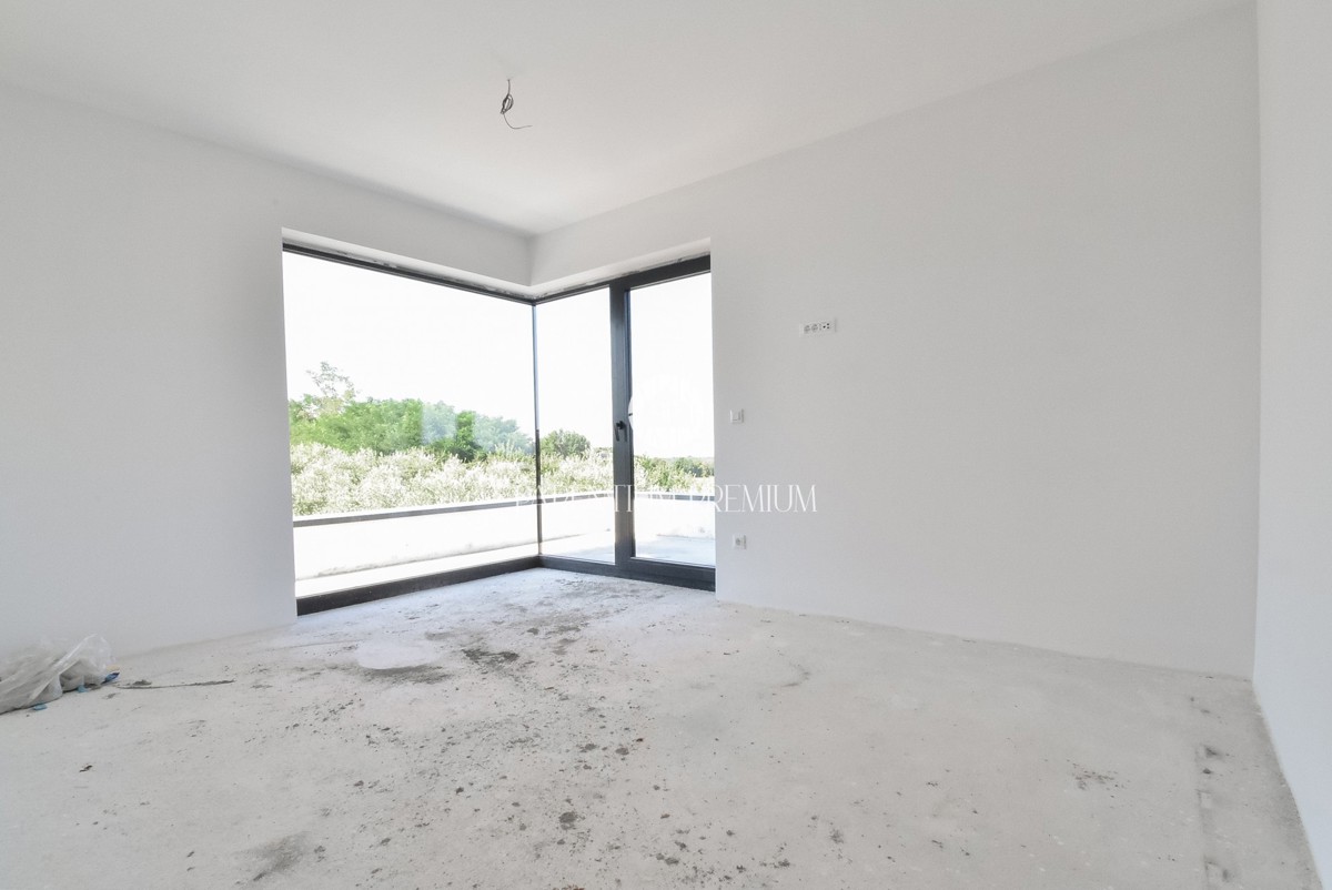 Casa moderna con piscina e finiture di alta qualità