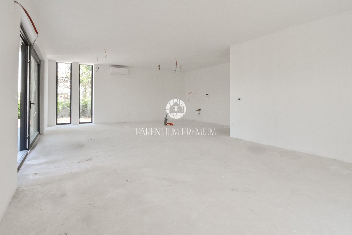 Casa moderna con piscina e finiture di alta qualità