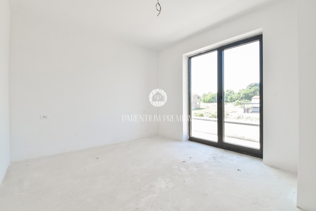 Casa moderna con piscina e finiture di alta qualità