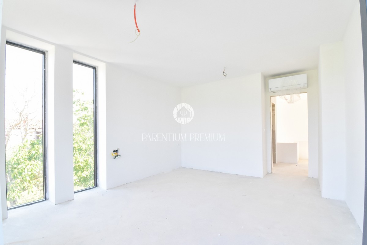 Casa moderna con piscina e finiture di alta qualità