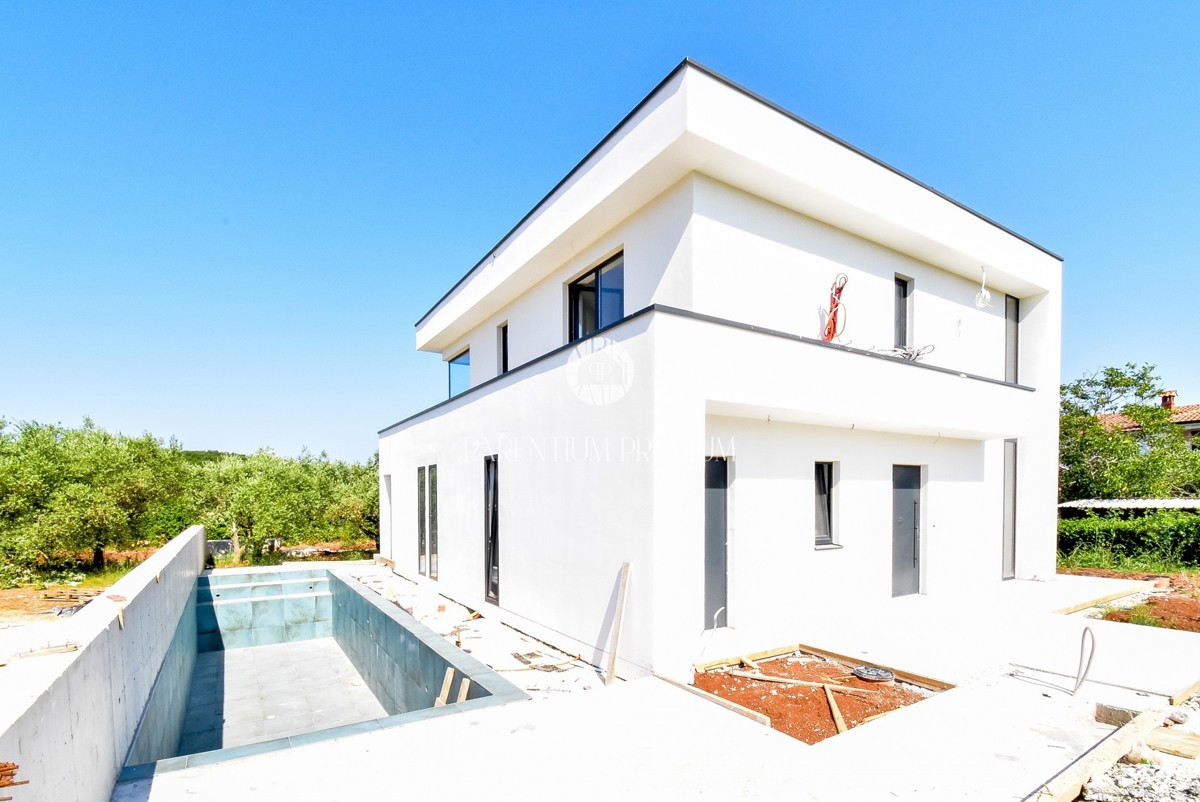 Casa moderna con piscina e finiture di alta qualità
