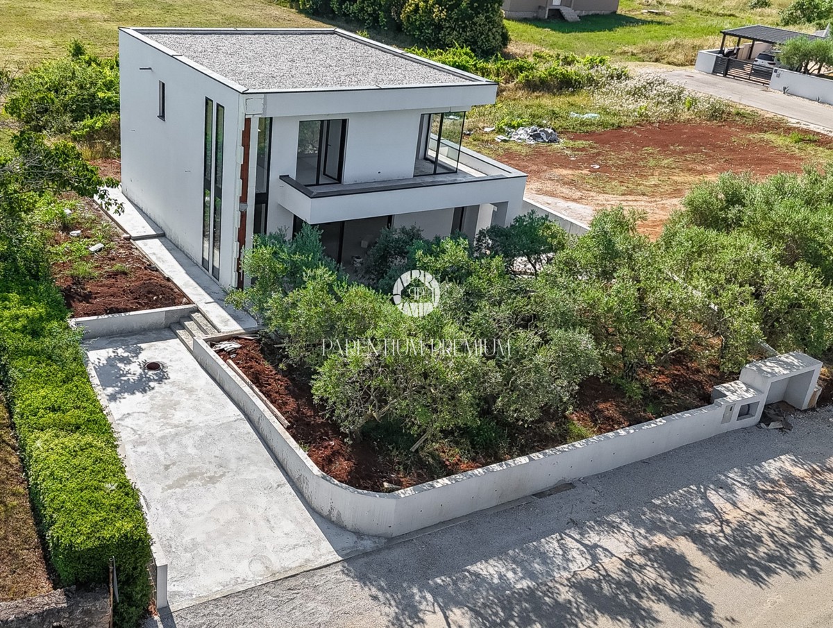 Casa moderna con piscina e finiture di alta qualità