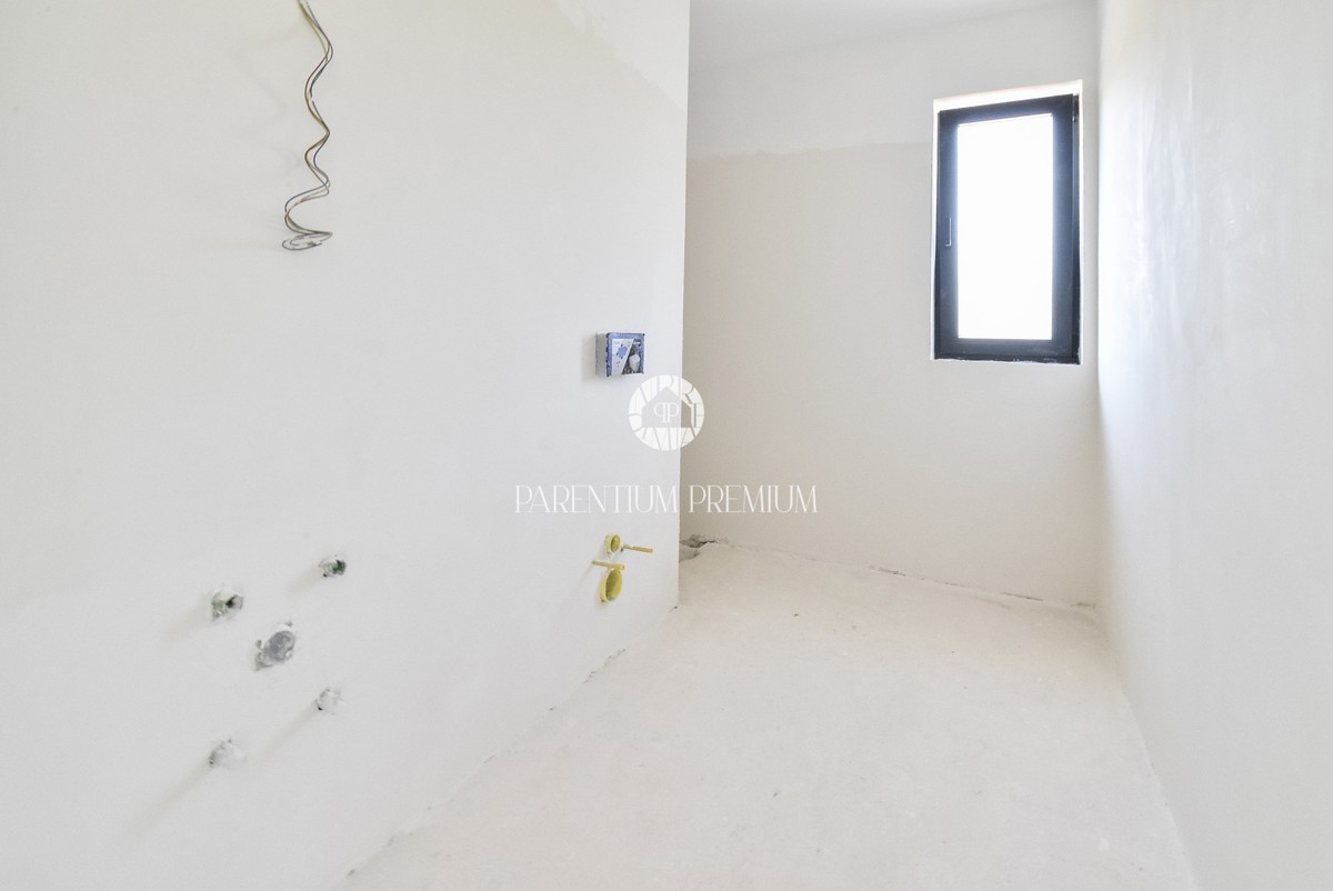 Casa moderna con piscina e finiture di alta qualità