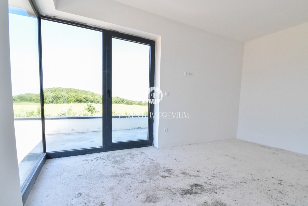 Casa moderna con piscina e finiture di alta qualità