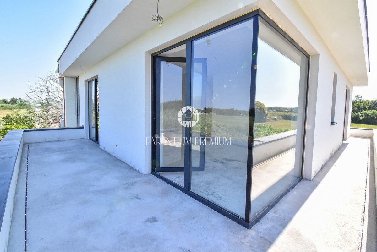 Casa moderna con piscina e finiture di alta qualità