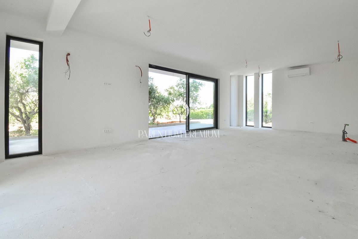 Casa moderna con piscina e finiture di alta qualità