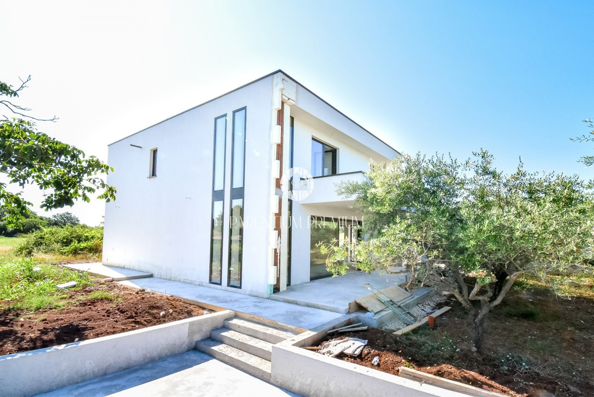 Casa moderna con piscina e finiture di alta qualità