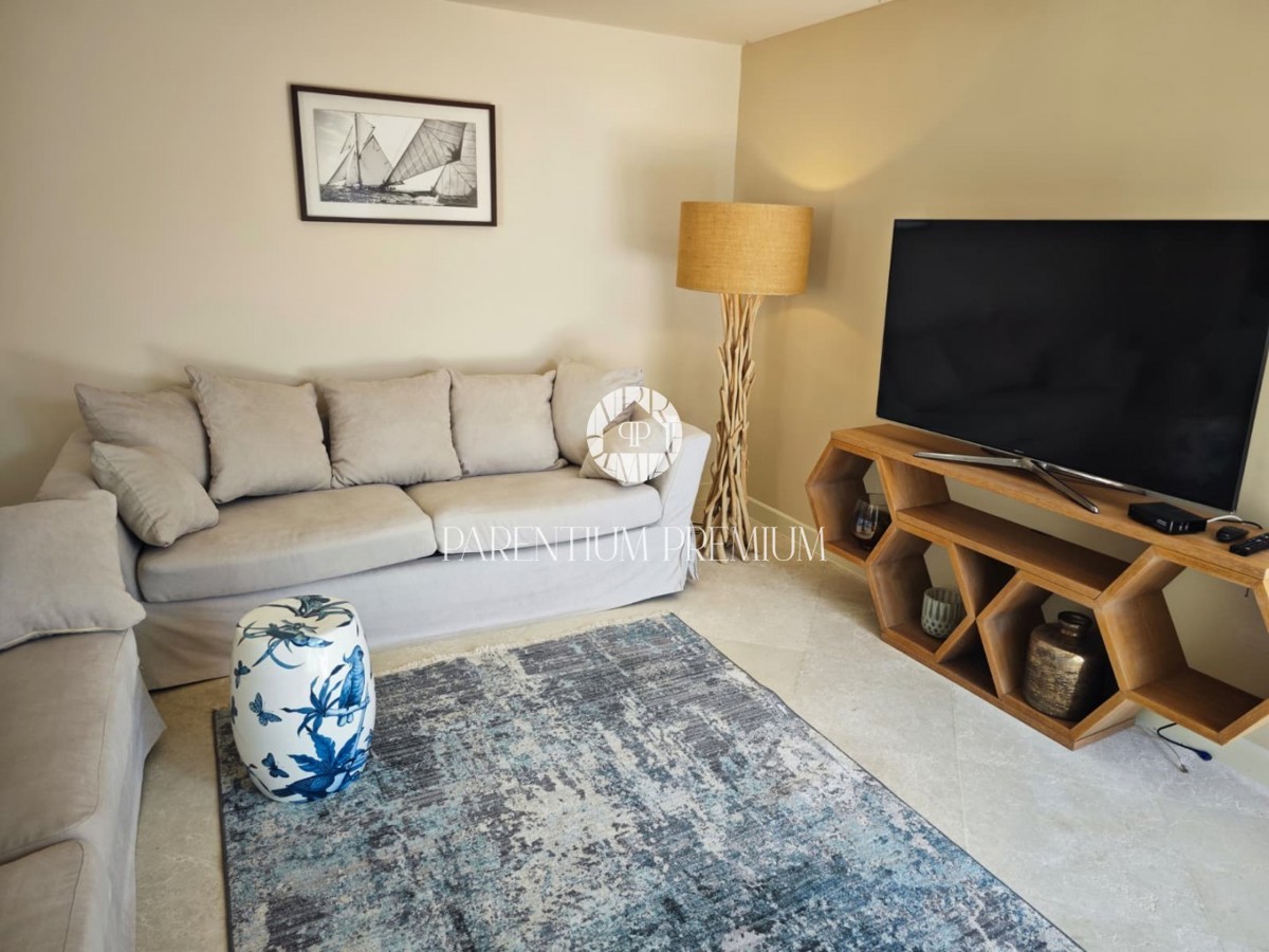 Villa di design con piscina e vista panoramica sul mare