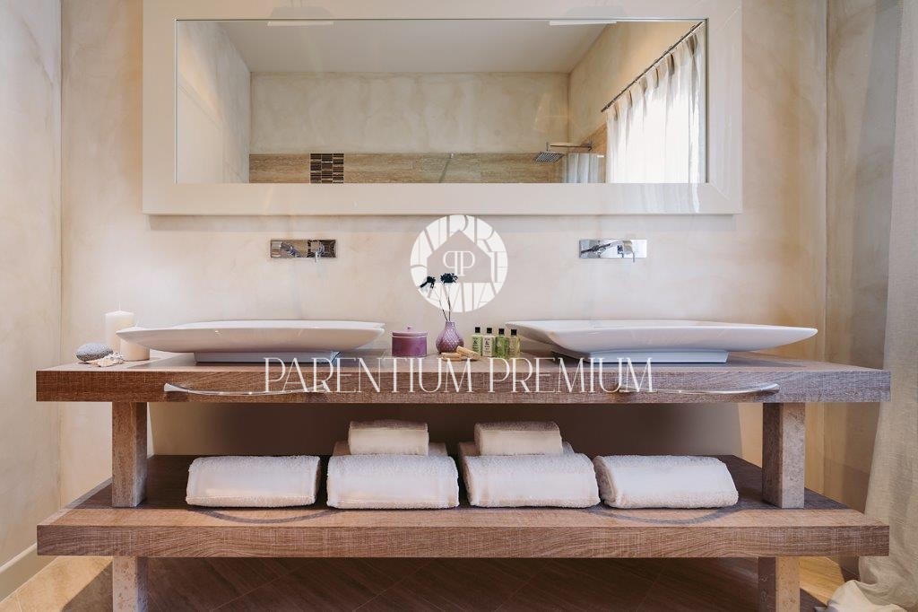 Villa di design con piscina e vista panoramica sul mare