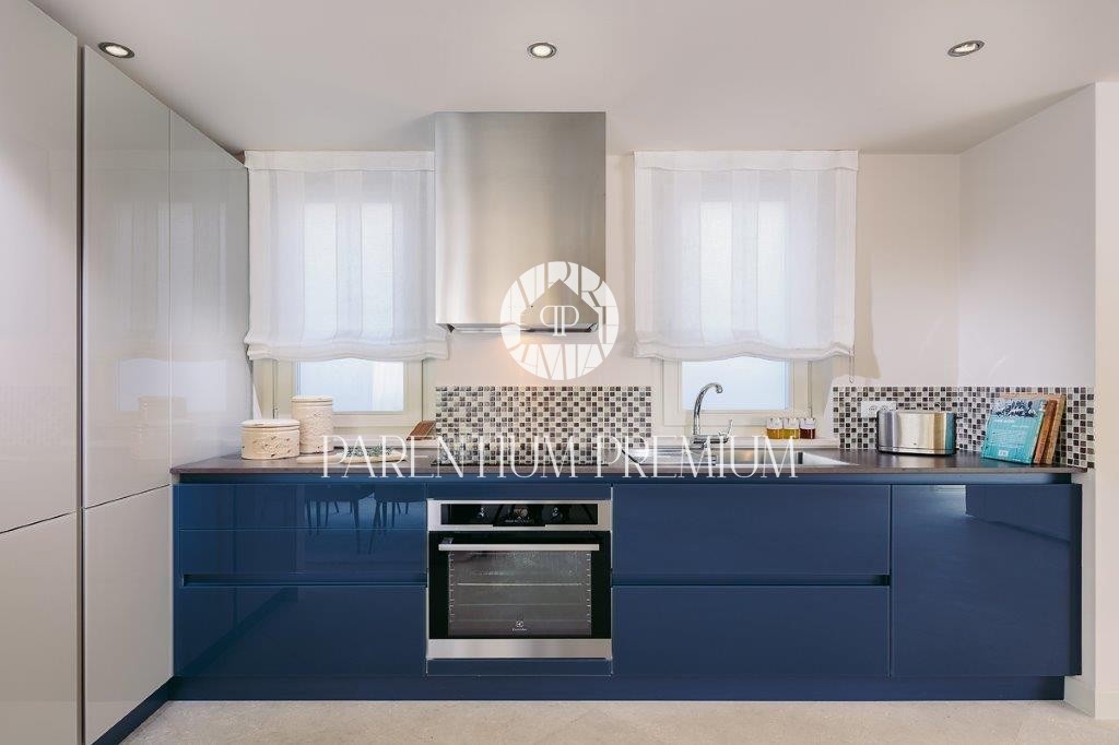 Villa di design con piscina e vista panoramica sul mare