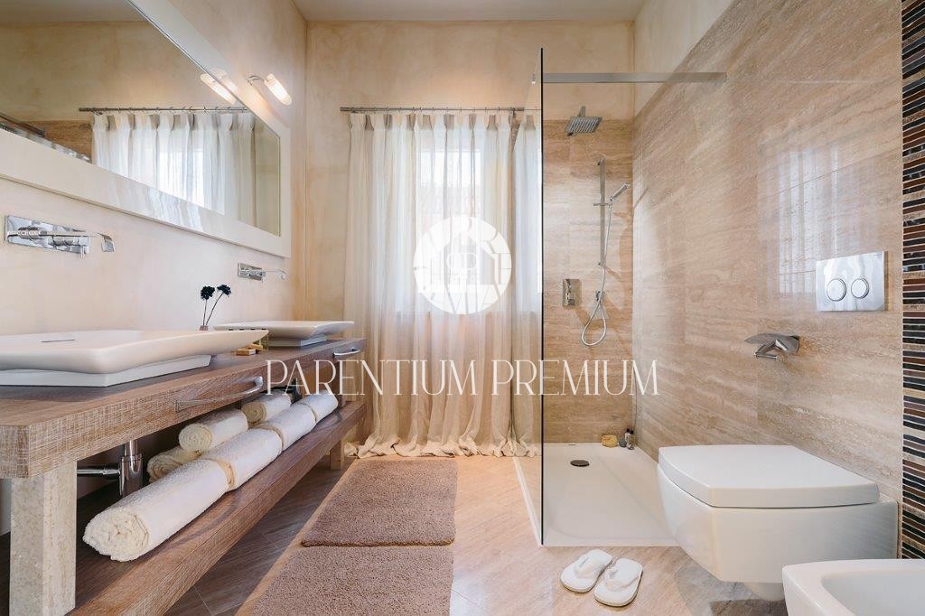 Villa di design con piscina e vista panoramica sul mare