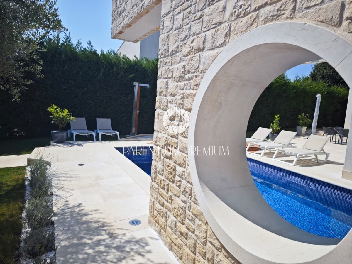 Villa di design con piscina e vista panoramica sul mare