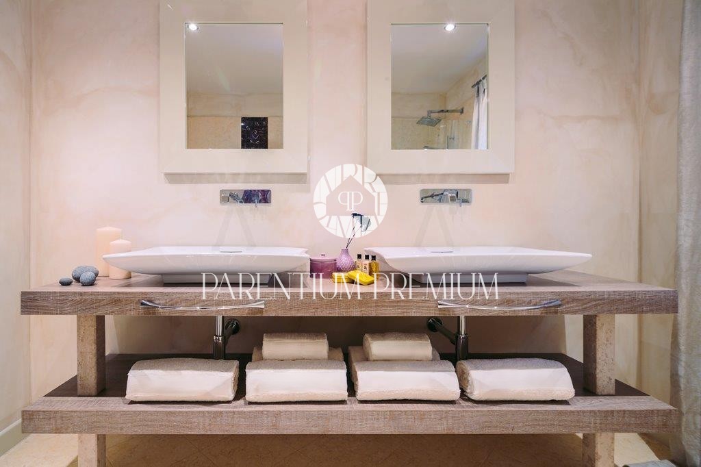 Villa di design con piscina e vista panoramica sul mare