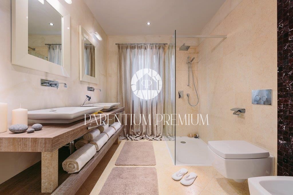 Villa di design con piscina e vista panoramica sul mare