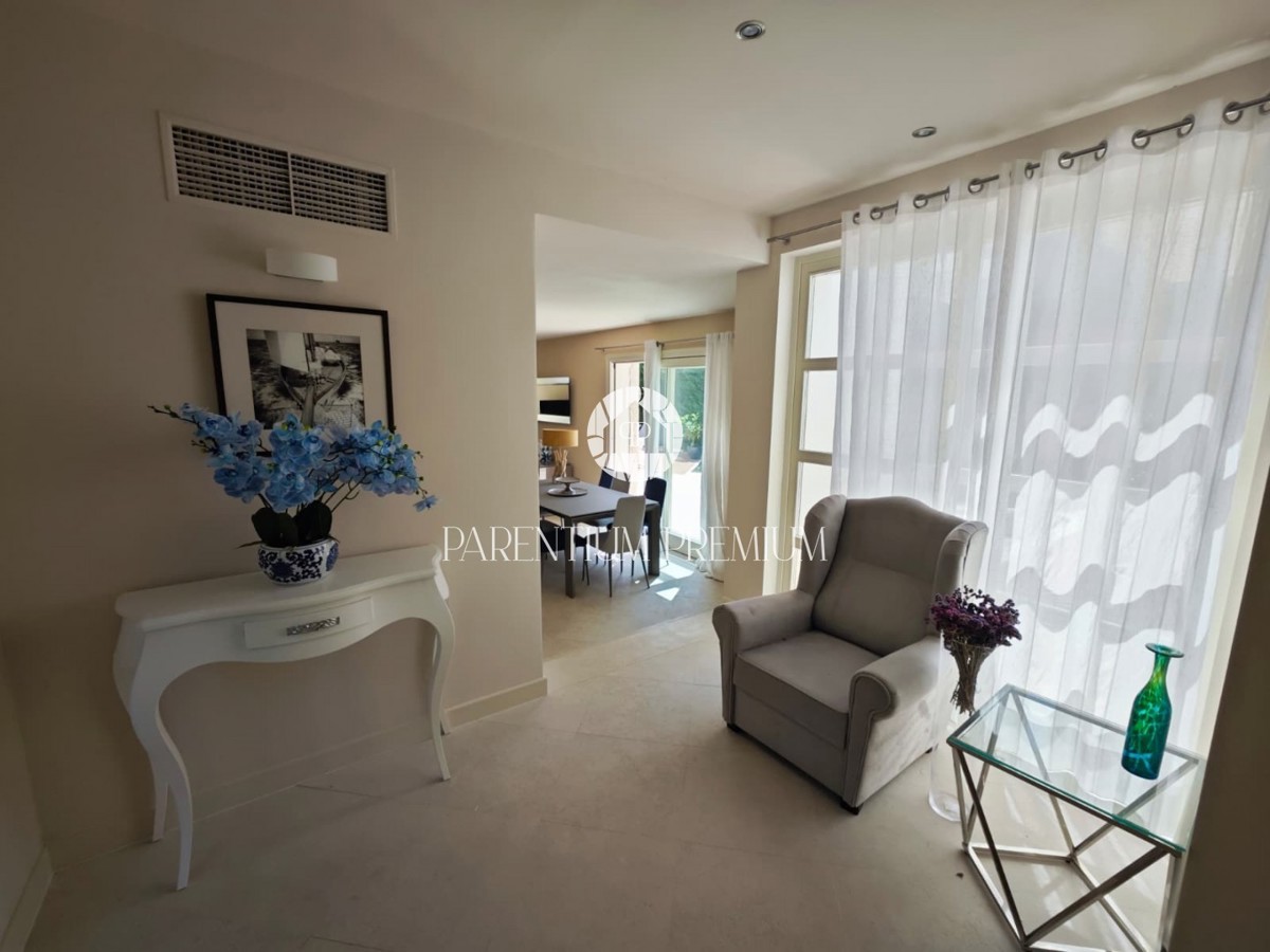 Villa di design con piscina e vista panoramica sul mare