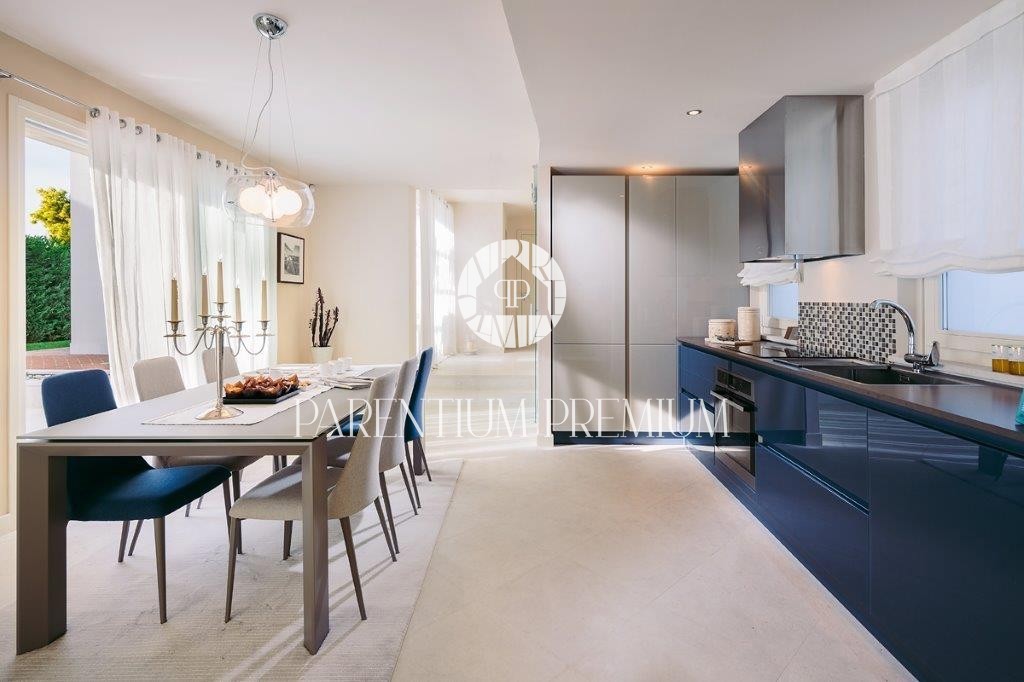 Villa di design con piscina e vista panoramica sul mare