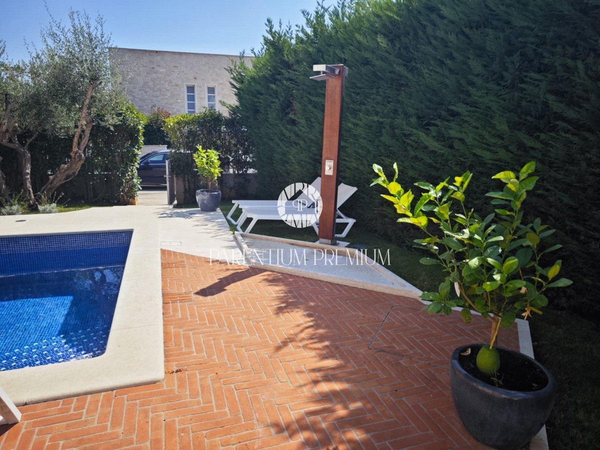 Villa di design con piscina e vista panoramica sul mare