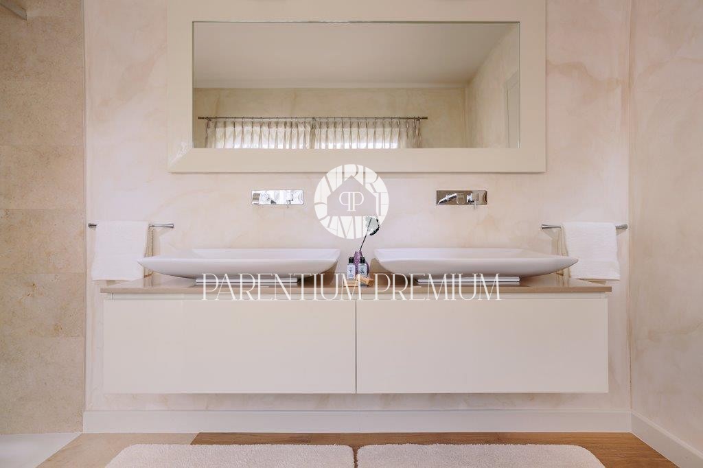 Villa di design con piscina e vista panoramica sul mare