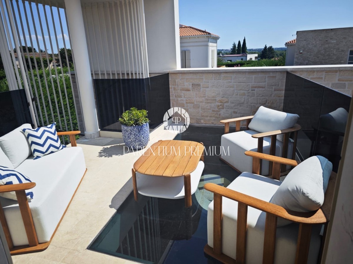 Villa di design con piscina e vista panoramica sul mare