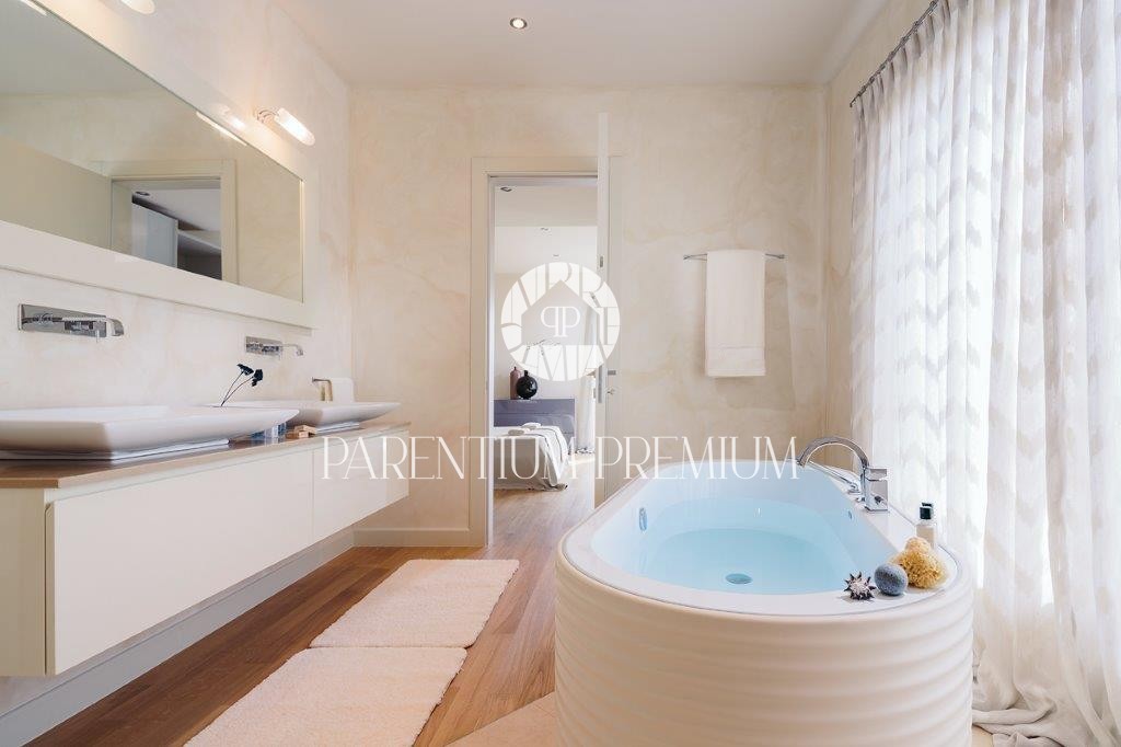 Villa di design con piscina e vista panoramica sul mare